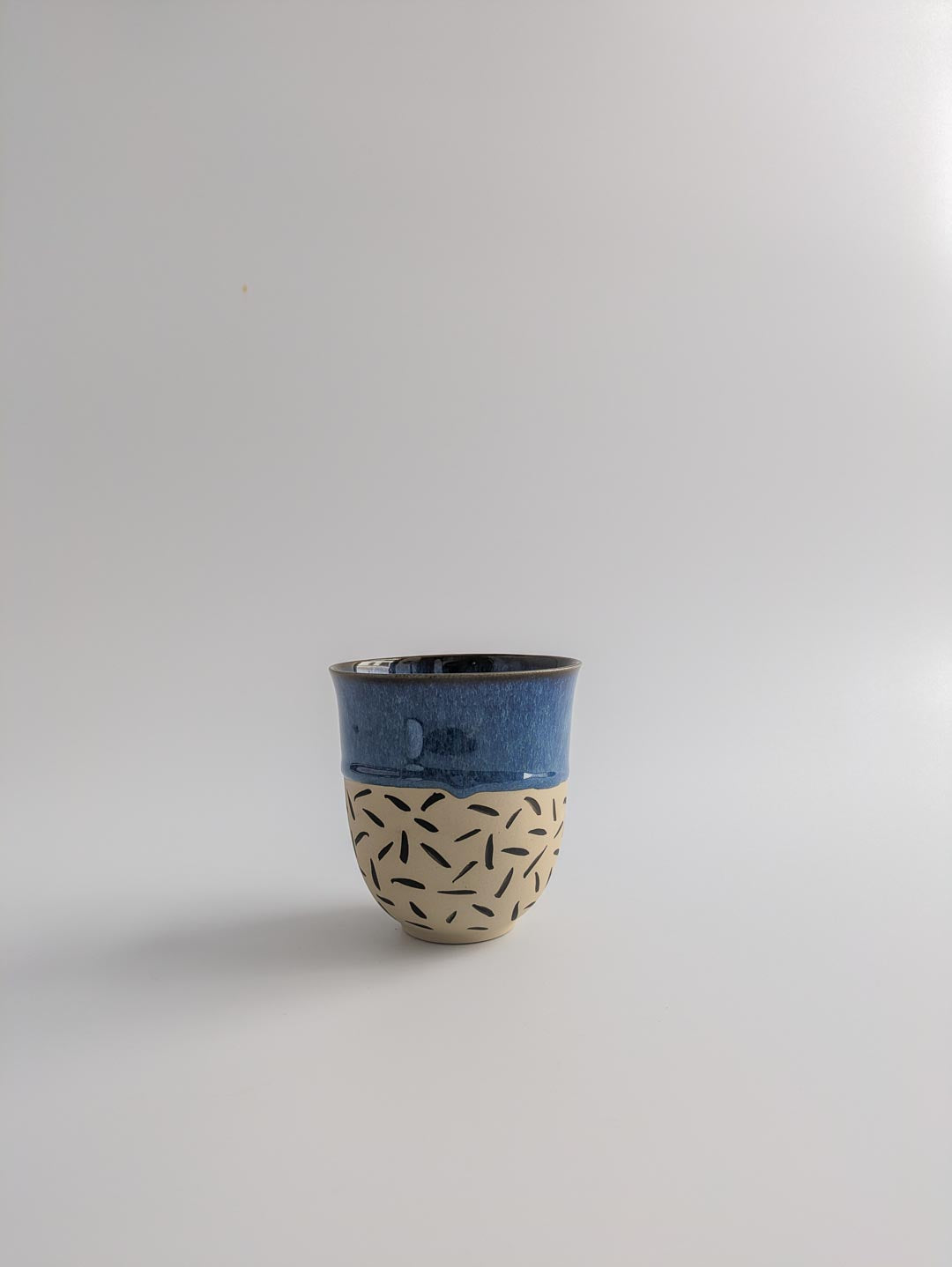 Keramikbecher small  - idigoblau gemustert