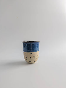 Keramikbecher medium - indigoblau punkte